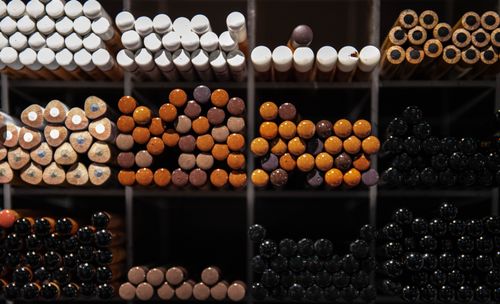 Free A vibrant display of assorted colored pencils organized neatly in a grid pattern. Stock Photo