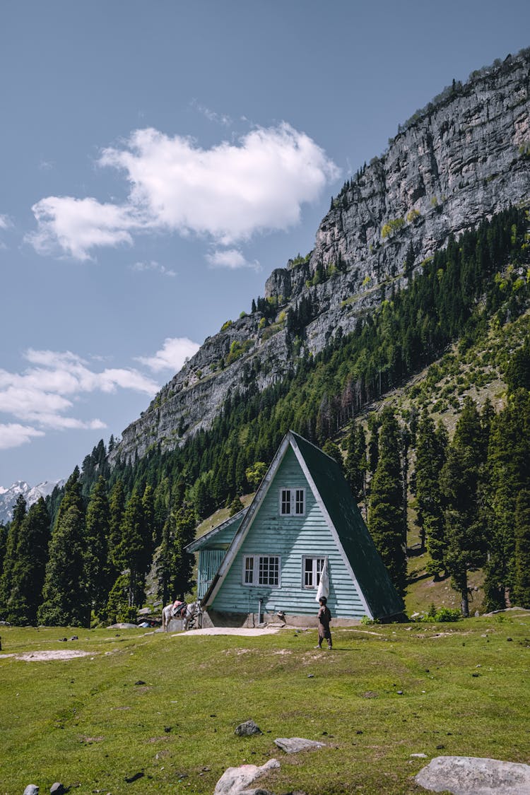 Triangle House Under The Mountain