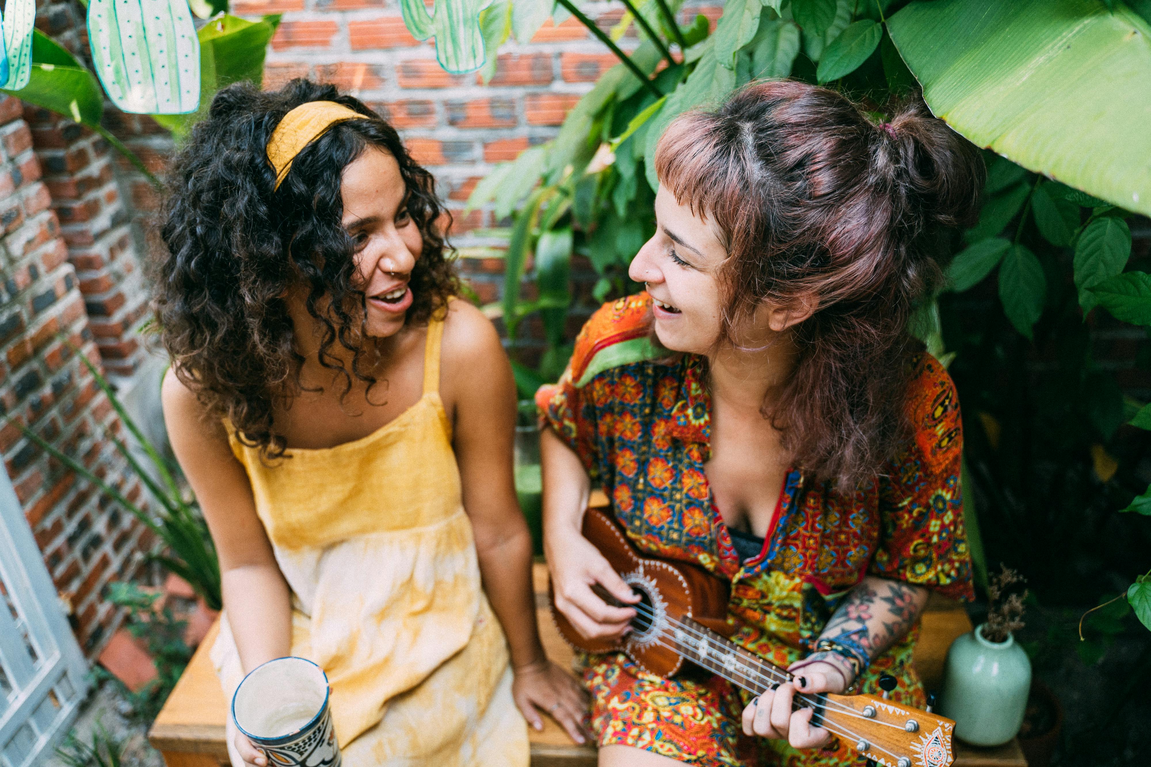 Foto de stock gratuita sobre adulto, al aire libre, ambiente de fiesta