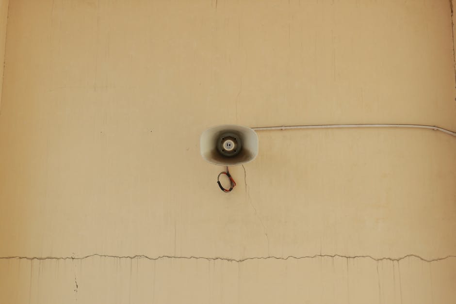 Zbliżenie na strukturę tynku dźwiękochłonnego na jasnej ścianie we wnętrzu