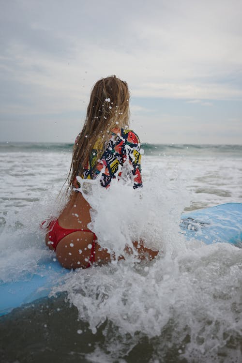 垂直拍攝, 女人, 波浪崩潰 的 免費圖庫相片