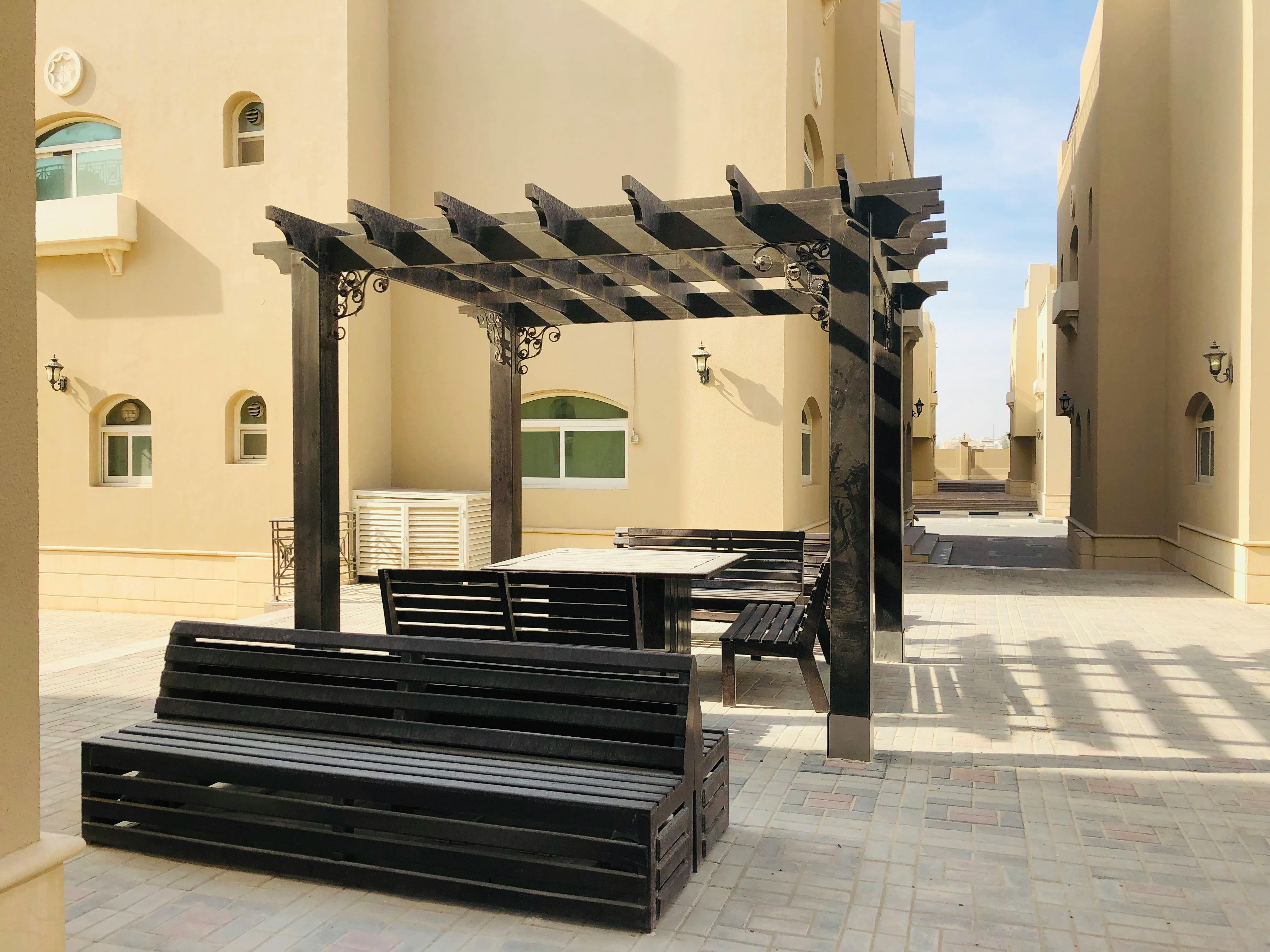 Terrasse abritée par une pergola minimaliste