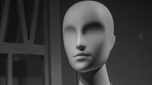 Free Monochrome close-up of a minimalist mannequin head in a studio setting. Stock Photo