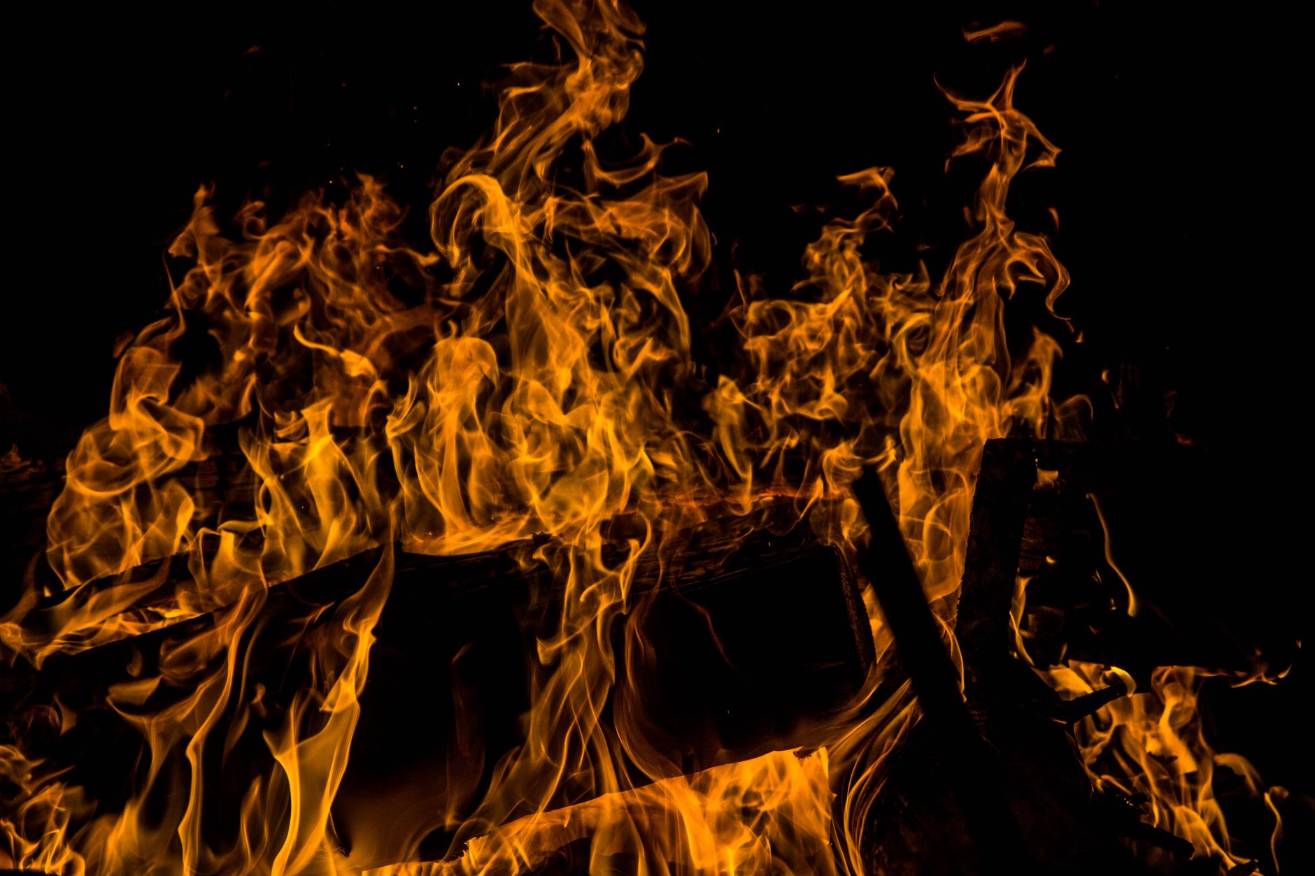 5.000 mp de teren verde au fost cuprinse de foc în toiul nopții