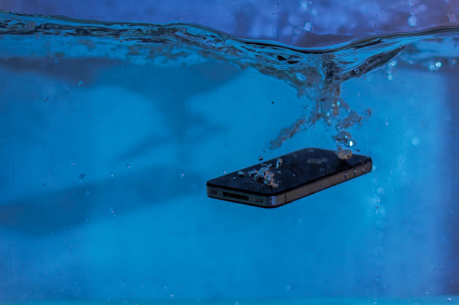 スマホが水没したときにやってはいけないこと7選