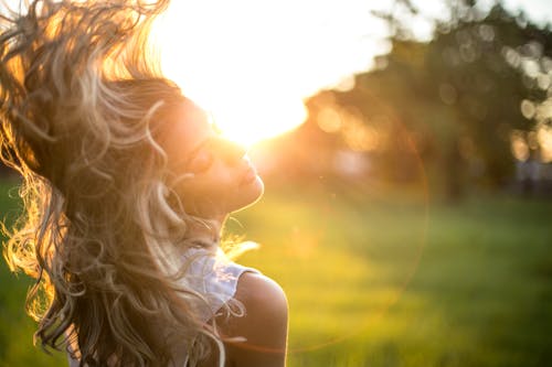 Fotobanka s bezplatnými fotkami na tému blond, blondína, bokeh