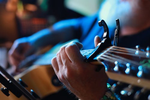 бесплатная Бесплатное стоковое фото с выборочный фокус, гитара, игра Стоковое фото