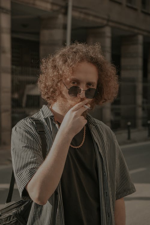 Immagine gratuita di capelli ricci, focus selettivo, fumando