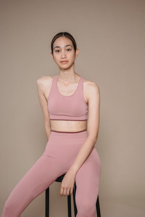 Free Photo  Woman in pink sports bra and leggings set