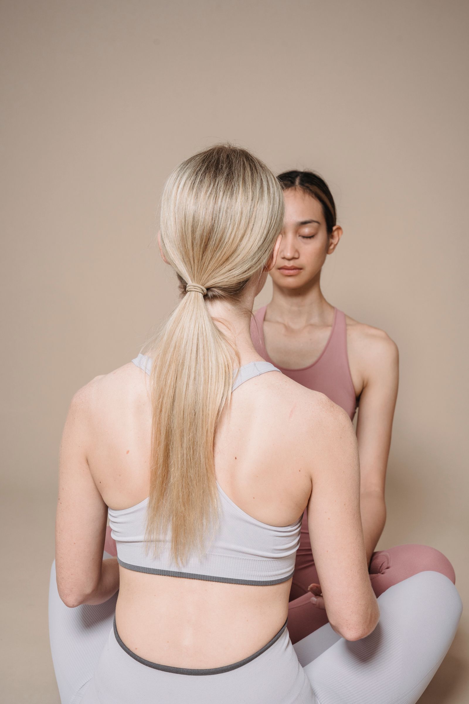Mujeres con ropa wellness en tonos neutros