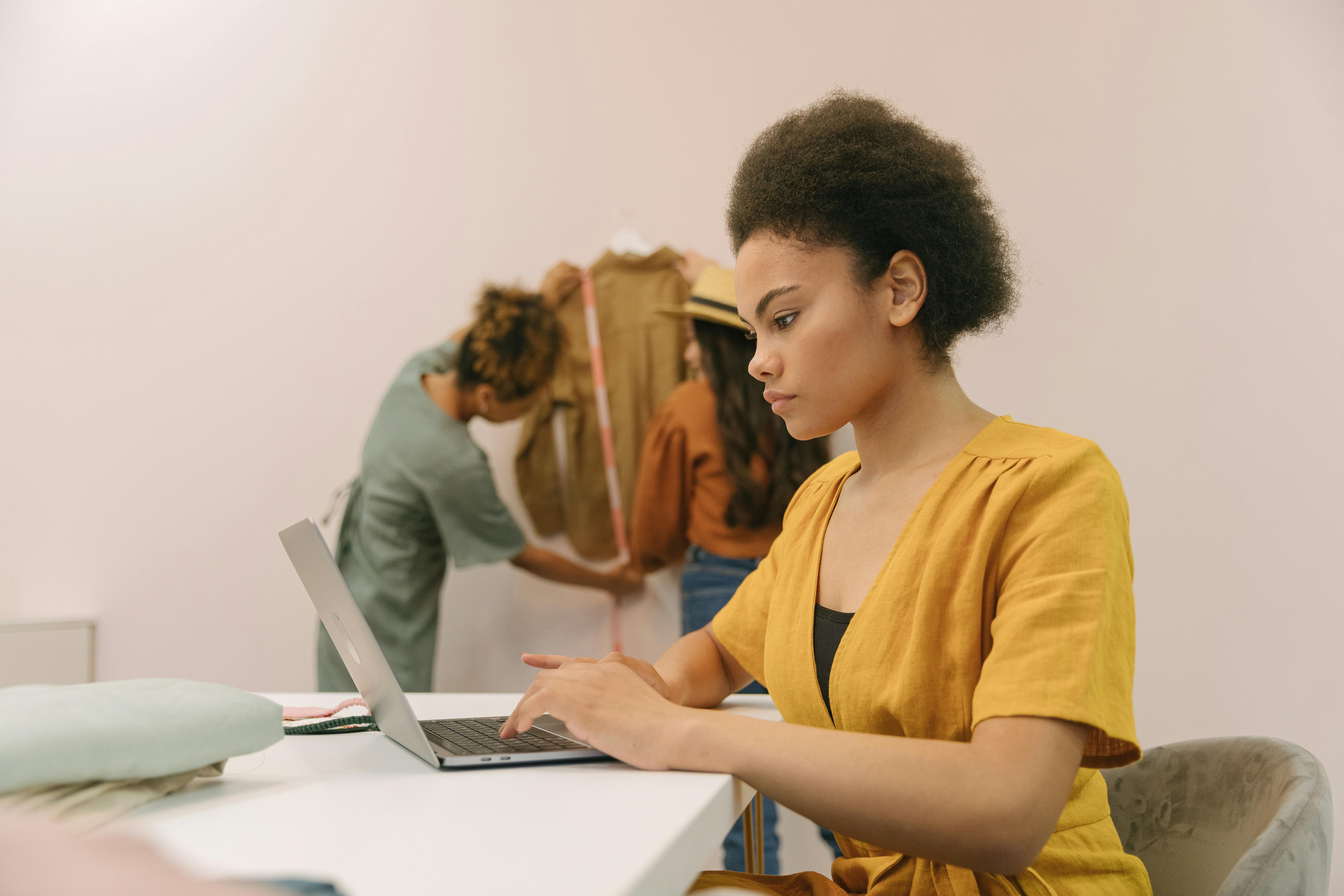6 AI Side Hustle Businesses Anyone Can Start — Photo by Thirdman on Pexels