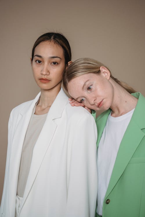 Immagine gratuita di blazer verde, donna asiatica, donna caucasica