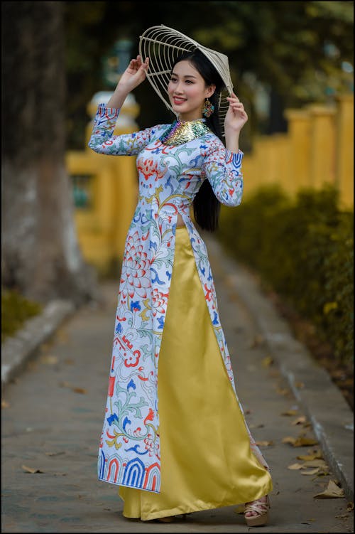 亞洲女人, 傳統服裝, 圓錐形帽子 的 免費圖庫相片