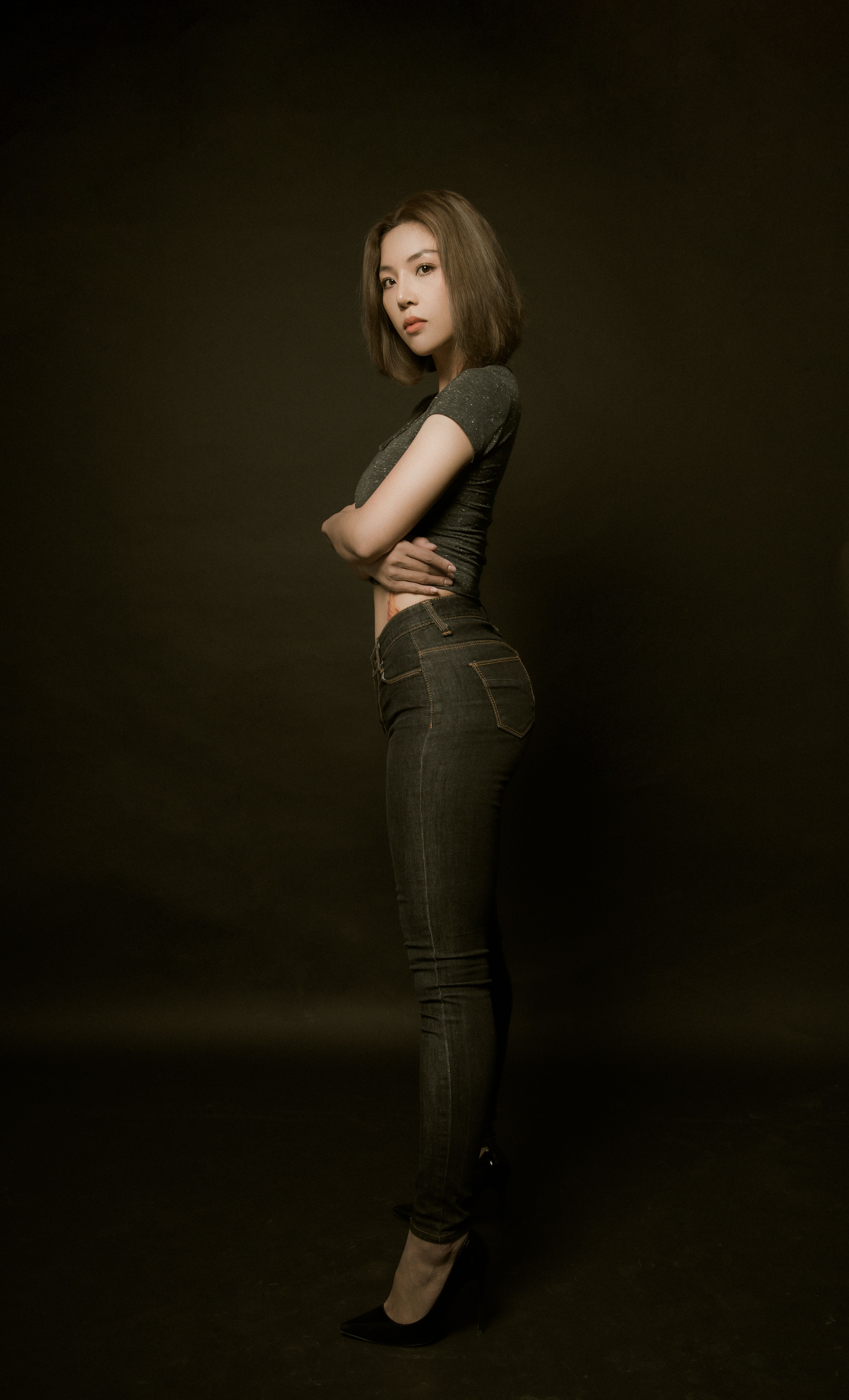 Woman in Gray Tank Top and Blue Denim Jeans · Free Stock Photo