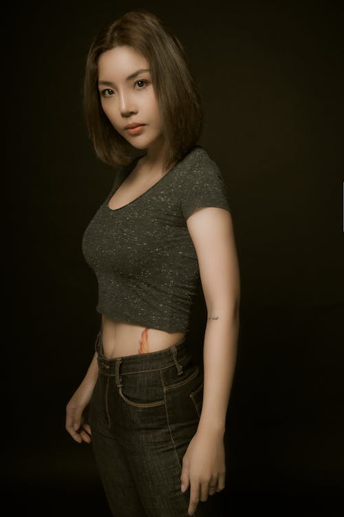 Gratis lagerfoto af asiatisk kvinde, brunt hår, crop top