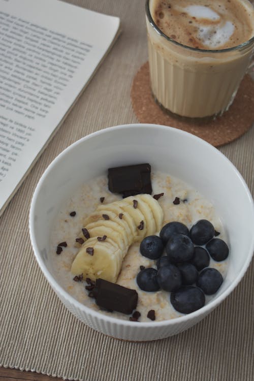 Free Bowl of Oatmeal with Fruit Slices Stock Photo