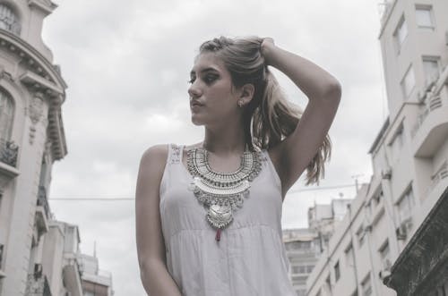 Mulher Vestindo Uma Camiseta Branca Segurando Uma Pose De Cabelo