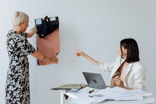 Fotos de stock gratuitas de colegas, eligiendo, empresarias