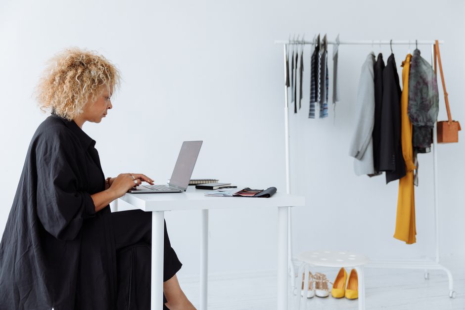 A Guide to Choosing the Perfect Clothes Rack for Your Home Office: Simplify Storage with Hanamori's Space-Saving Solutions Modern home office interior with space-saving clothes rack