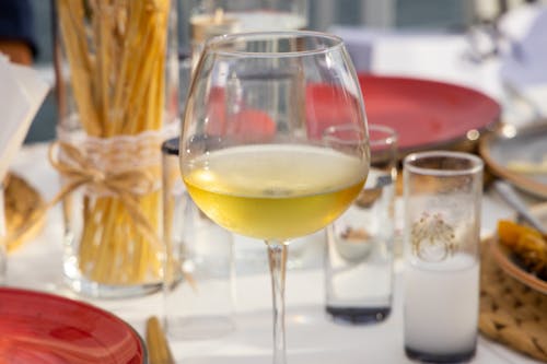 Безкоштовне стокове фото на тему «біле вино, винний бокал, впритул» стокове фото