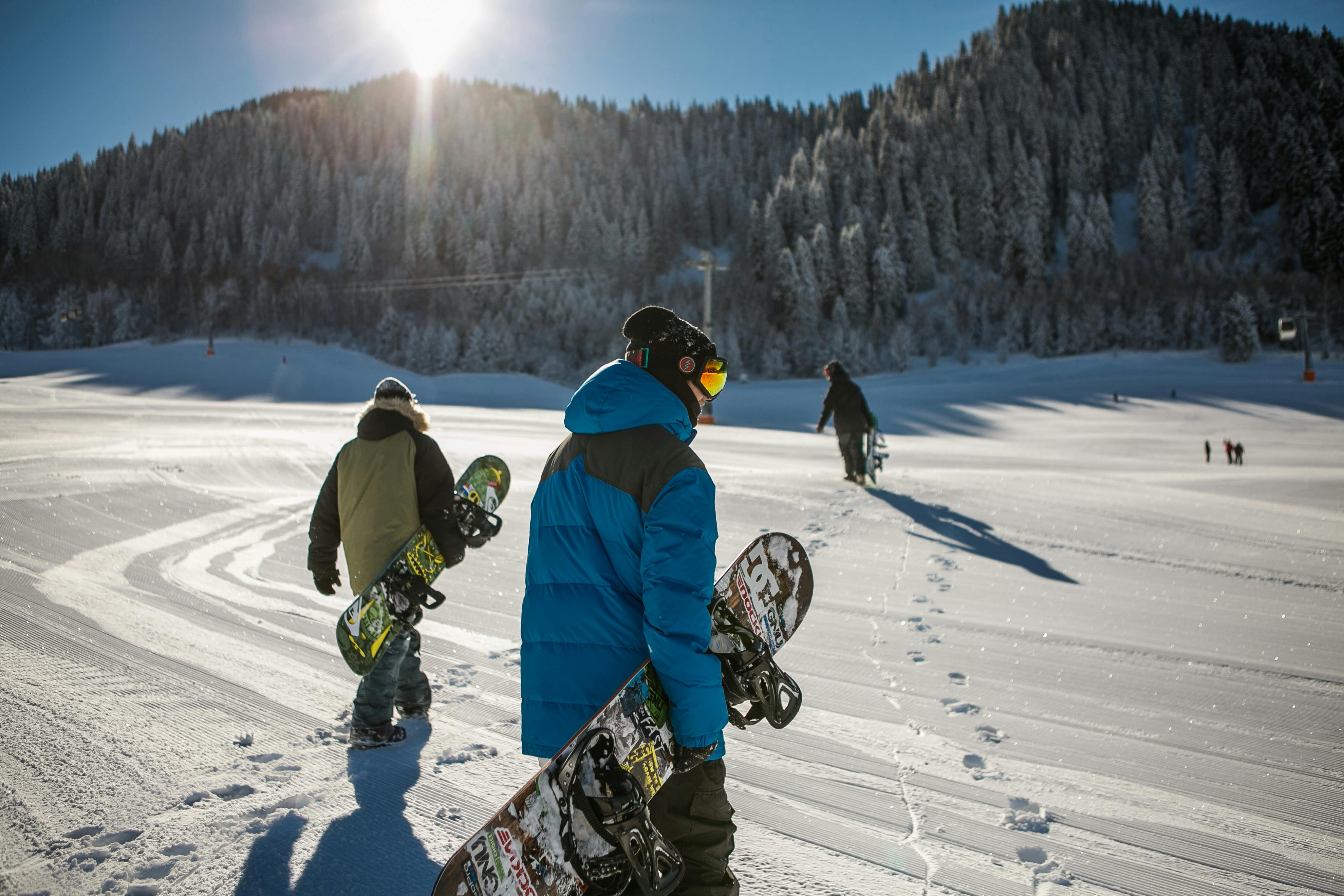 Man in Black Snowboard With Binding Performs a Jump \u00b7 Free Stock Photo