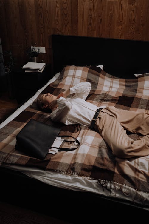 Foto profissional grátis de cama, cansado, deitando-se