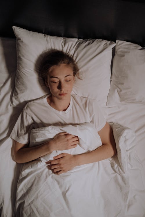 Foto profissional grátis de cama, coberta, deitando-se