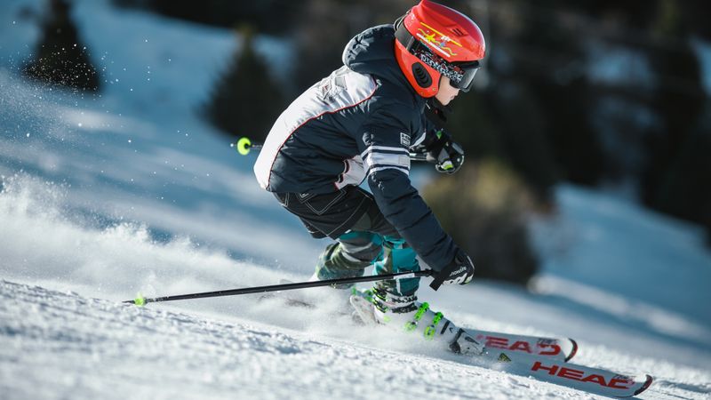 Skiing Challenge Games: Drift Through the Tight Turns