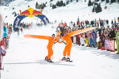 Fotografie Van Mannen In Oranje Pakken Die Snowboard Bevrijden