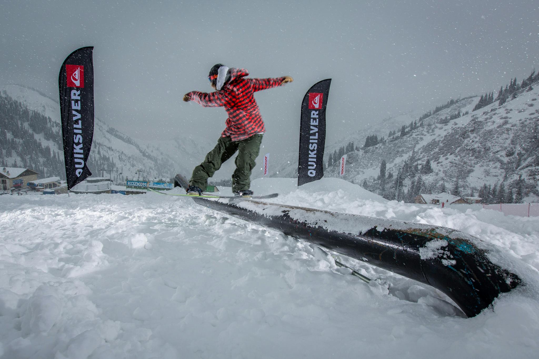 하락하는 주식 차트를 보는 사람