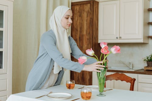 Бесплатное стоковое фото с арабская женщина, в помещении, мусульманин