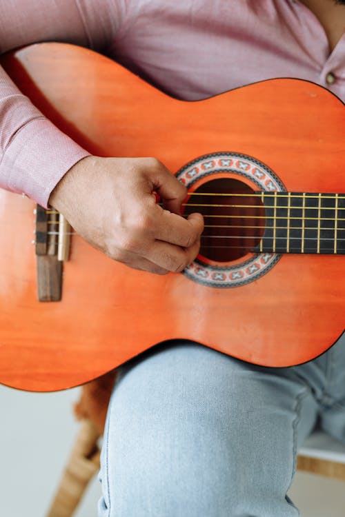 Kostnadsfri bild av akustisk gitarr, gitarrist, gitarristens