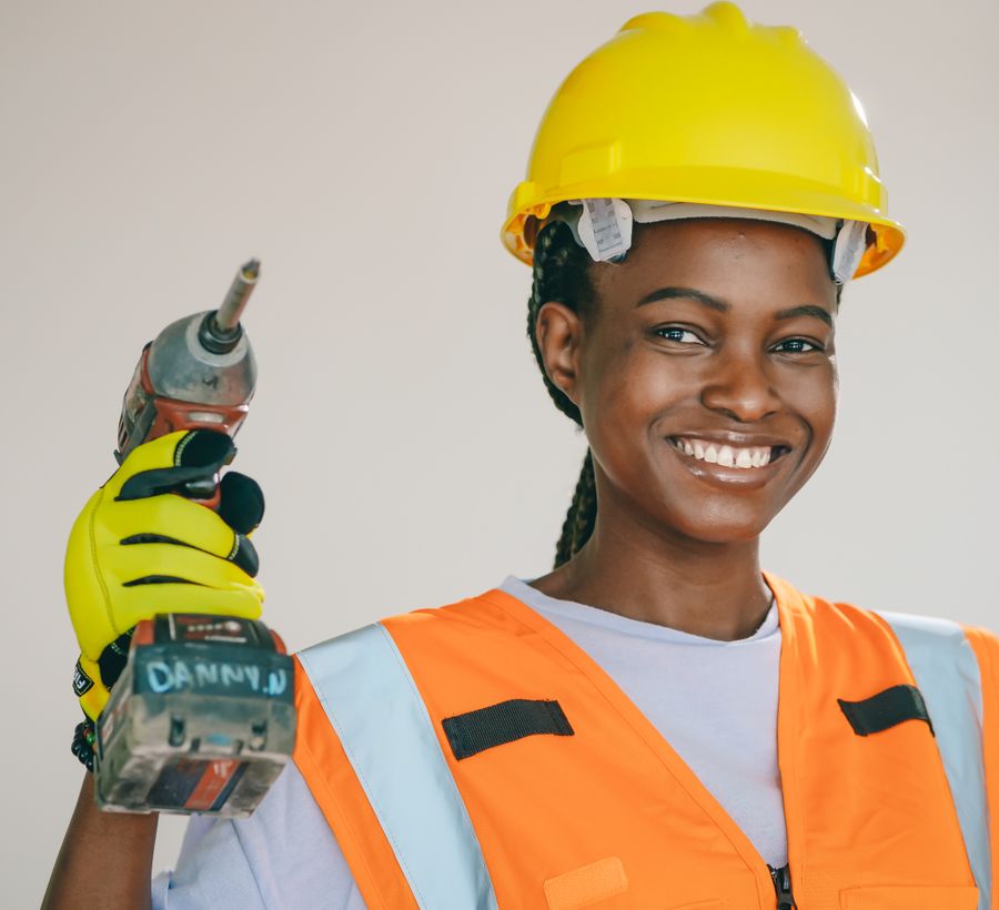 Technicienne Marcel Service souriante, visseuse en main