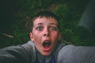 一个小男孩在户外一脸惊讶地自拍