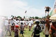 一个热闹的户外节日，特色是穿着传统服装的人们游行