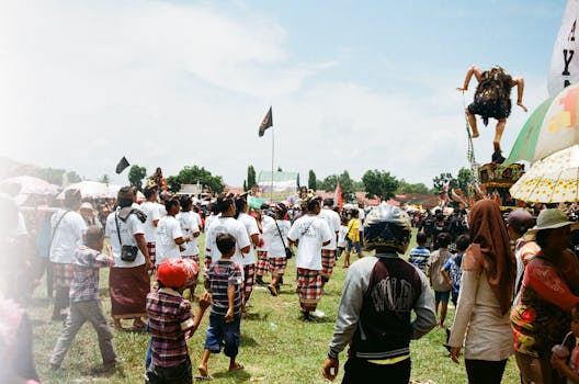 一个热闹的户外节日，特色是穿着传统服装的人们游行
