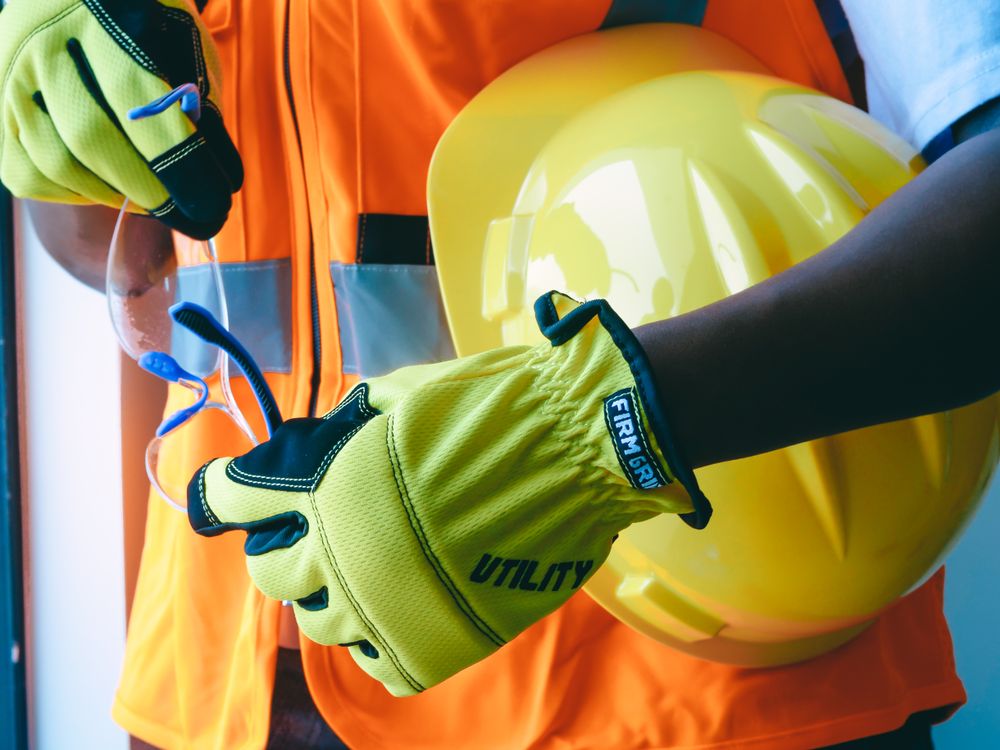 Guanti, casco e dispositivi di protezione individuale usati negli interventi in ambienti compromessi