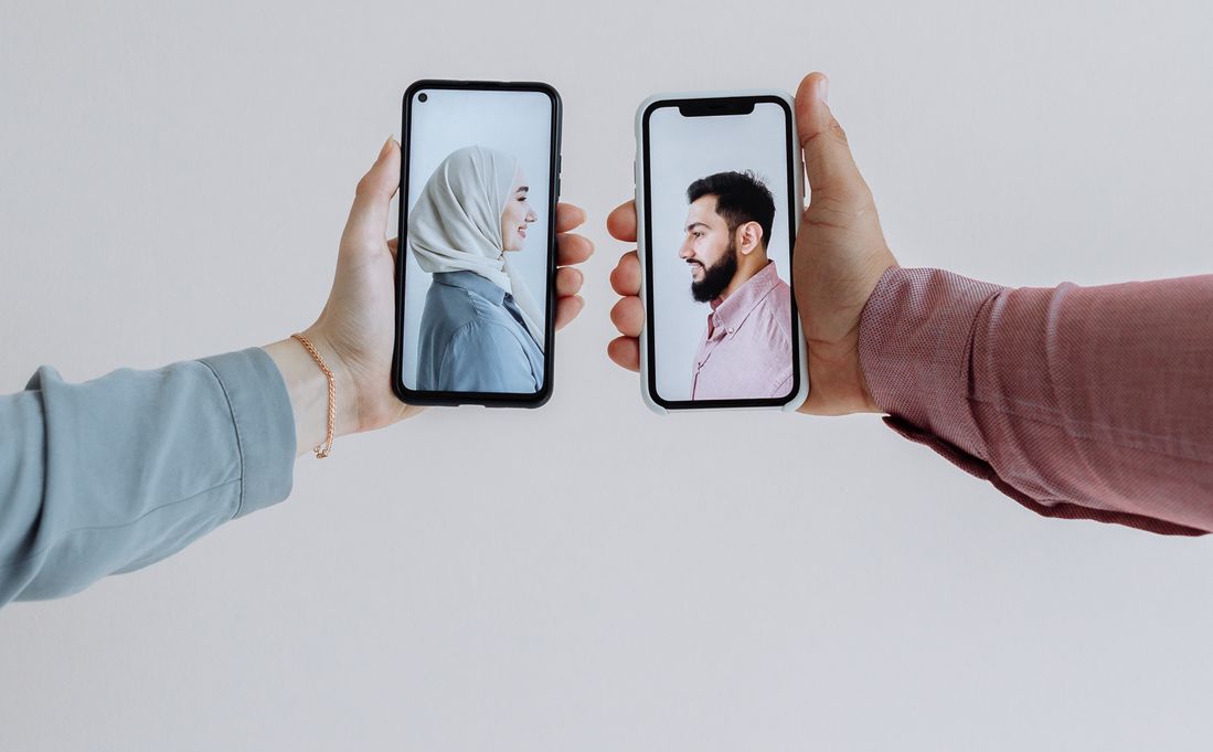 Online dating: starting a conversation on a niche platform