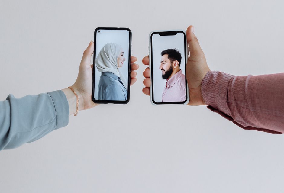 Online dating: starting a conversation on a niche platform