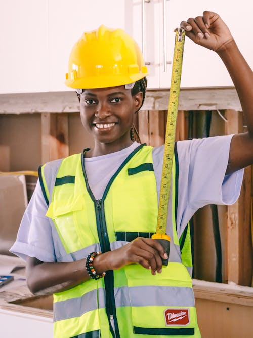 Gratis stockfoto met Afro-Amerikaans, gekleurde vrouw, harde hoed