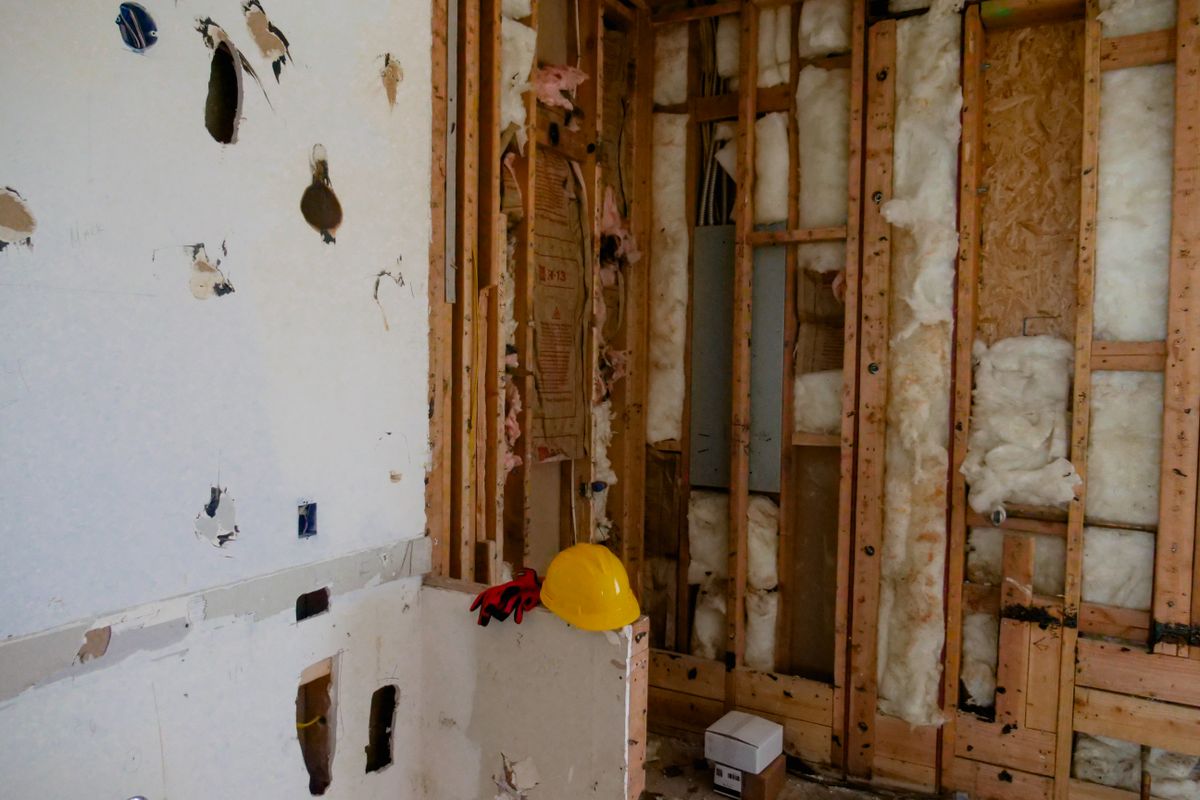 Isolation des murs par l'intérieur : erreurs à éviter - 5. Réduire l’étanchéité à l’air en multipliant les percements