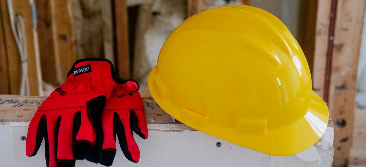Elmetto di protezione e guanti da lavoro