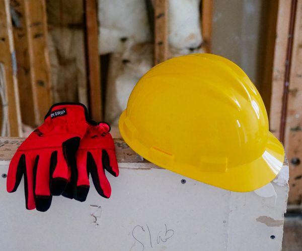 Elmetto di protezione e guanti da lavoro