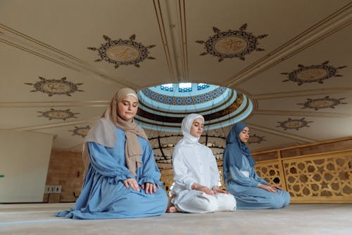 Gratis stockfoto met binnen, gelovig, hijaabs