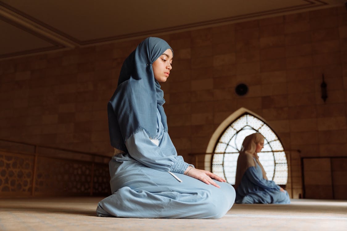 Free A Woman in Blue Hijab Stock Photo