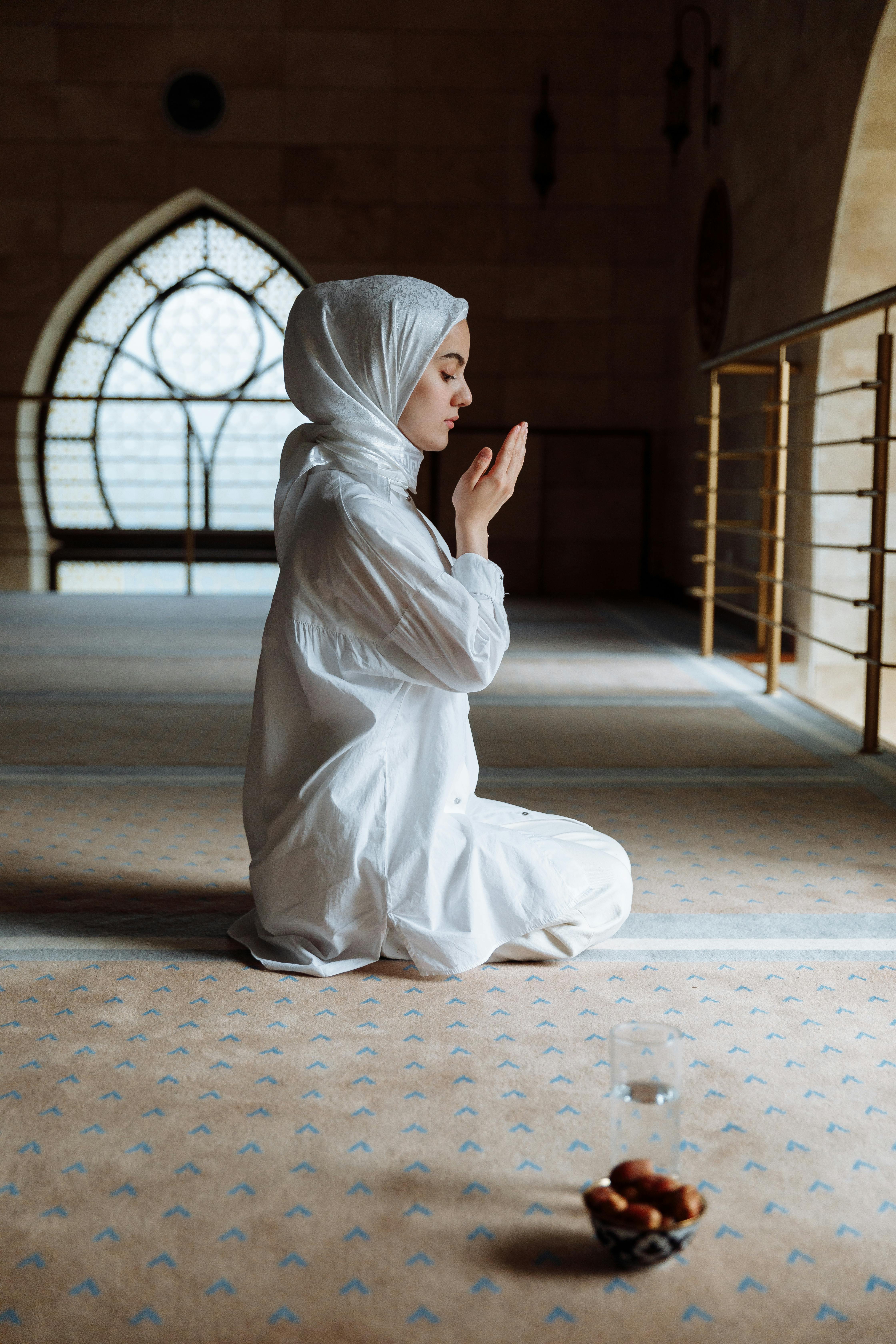 Muslim Woman Praying Photos, Download The BEST Free Muslim Woman