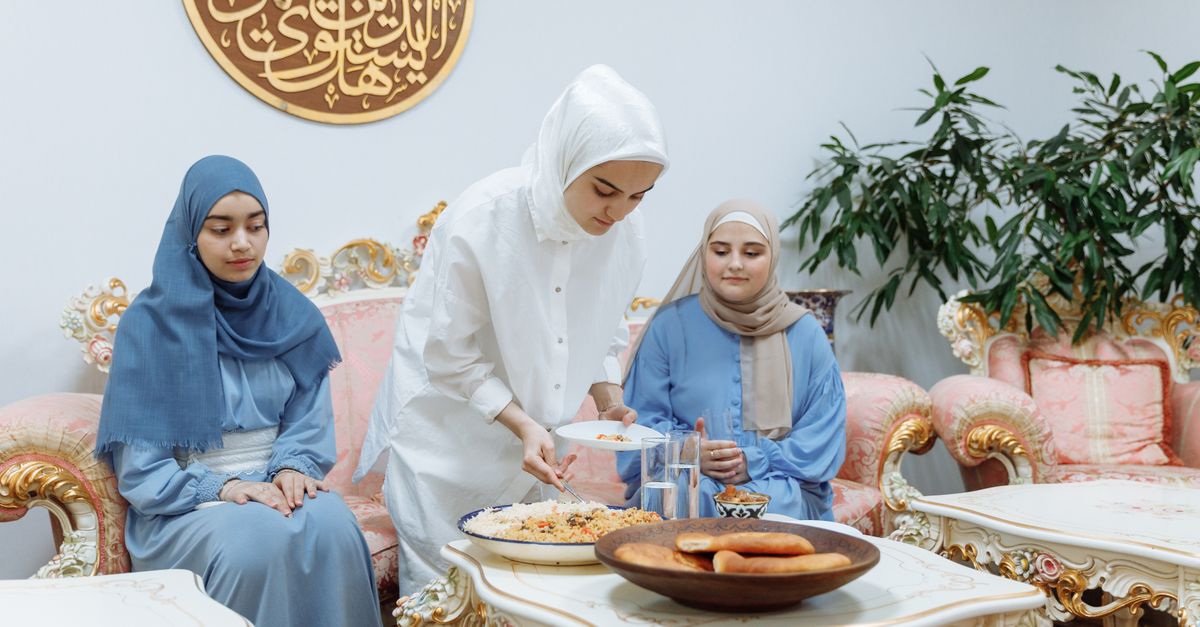 Rüyada İftar Sofrası Görmek - Rüya Tabiri ve Anlamı - Muslim women preparing and enjoying iftar meal during Ramadan indoors.