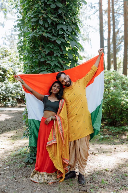 Photos gratuites de affectueux, couple indien, de plein fouet