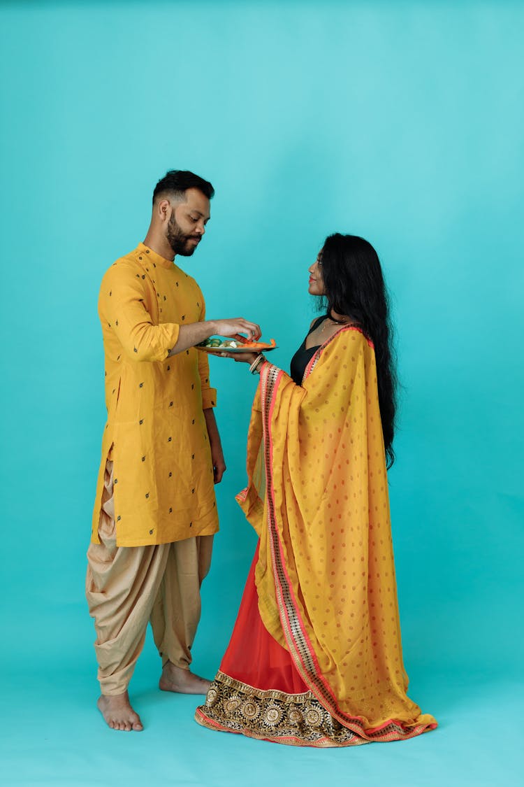 A Couple Facing Each Other Eating On A Plate Of Vegetables