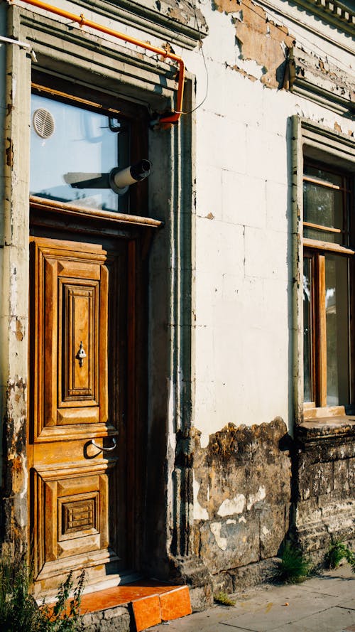 Free Abandoned Building with a Wooden Door Stock Photo